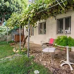 Boutique Apartment With Private Rooms And Garden Oasis